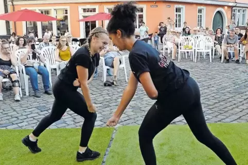 Eine bunte Mischung aus Musik, Tanz und Literatur sollen die „Come together“-Abende auf dem Juliusplatz bieten: Lea Lechner und 