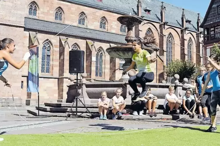 Die Ropeskipping-AG des Kurf&uuml;rst-Ruprecht-Gymnasiums wird auch heute noch einmal auf dem Marktplatz aktiv.