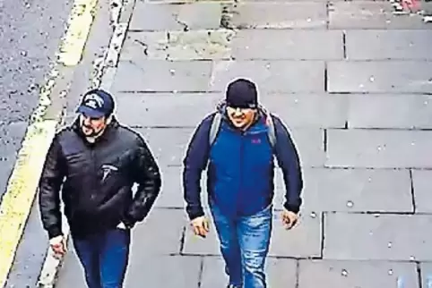 Dieses Standfoto einer Überwachungskamera in London soll die beiden Verdächtigen zeigen.