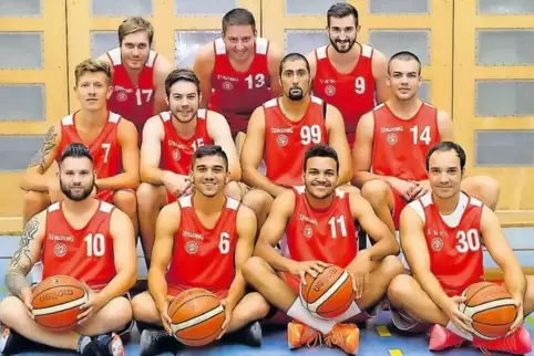 Die Mannschaft der VT Zweibrücken für die neue Saison in der Basketball-Bezirksliga Pfalz (vorne von links): Jorge Ordonio, Kama