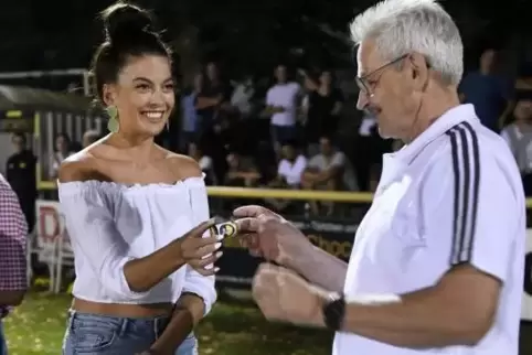 Glücksfee: Christina Peno, Kandidatin bei Germany’s next Topmodel, am Mittwochabend bei der Auslosung.  Foto: Lenz 