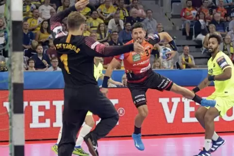 Alexander Petersson setzt sich gegen Torwart Moreno Perez durch.  Foto: Kunz