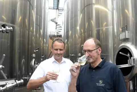 Stoßen auf eine erfolgreiche Zukunft an: Kellermeister Bruno Klüpfel (rechts) und Geschäftsführer Steven Kärgel. Foto: Linzmeier