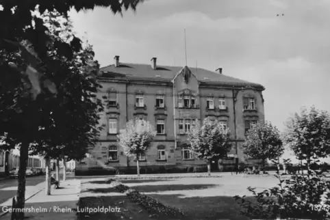 Das Landratsamt Mitte der 1950er Jahre. Der Erweiterungsbau zur Hauptstraße (rechts) wurde erst Anfang der 1960er Jahre fertig. 