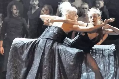„Scala“ vom Scapino Ballet Rotterdam, einer früheren Wirkungsstätte Nanine Linnings, die das Tanzprogramm verantwortet.