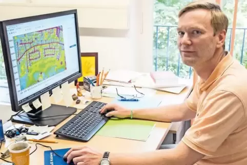 Stadtklimatologe Sascha Henninger kann am Computer beispielsweise Temperaturmodelle für Stadtteile durchsimulieren. Dabei spielt