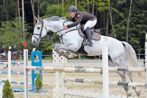 Festhalten, es geht los: Mikka Roth im Springparcours.