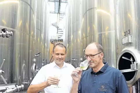 Stoßen auf eine erfolgreiche Zukunft an: Kellermeister Bruno Klüpfel (rechts) und Geschäftsführer Steven Kärgel.
