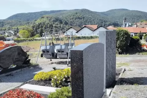 Auf Freiflächen wie beim Friedhof in St. Martin wurde bisher mit Pestiziden gearbeitet. Darauf soll künftig in der gesamten Verb