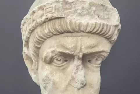 Porträtkopf eines römischen Kaisers, vermutlich Valentinian.