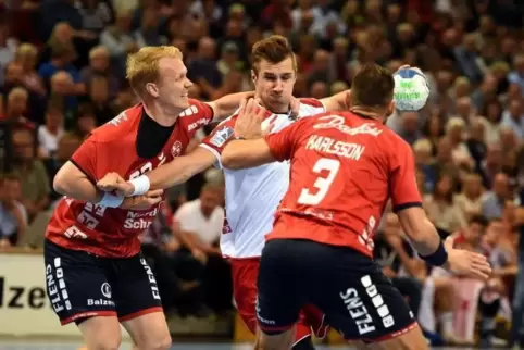 Nichts zu machen: Meister Flensburg-Handewitt war zu stark für die Eulen. Foto: KIRSCHNER