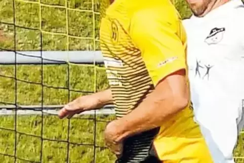 Zurück beim SV Hermersberg: Nico Freiler (in Gelb-Schwarz), hier mit Christoffer Lorett vom Landesligisten FC Fehrbach.