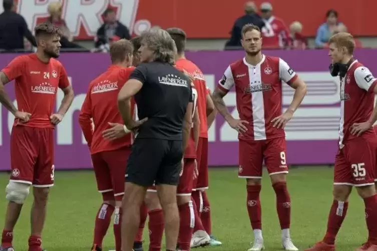 Verdacht auf Meniskusverletzung: FCK-Stürmer Lukas Spalvis; ganz links mit verbundenem Knie nach dem 0:0 gegen den Karlsruher SC