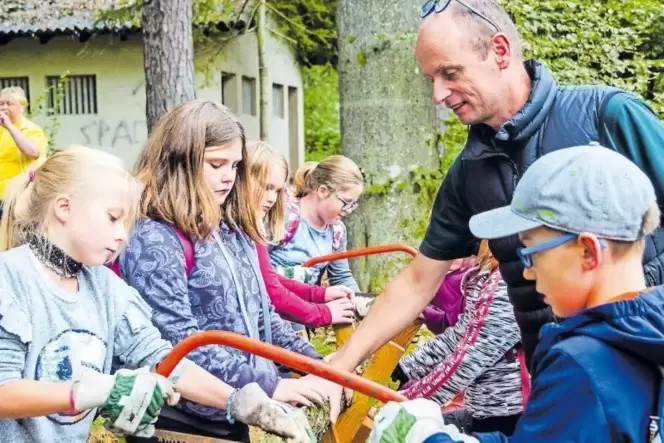 150 Kinder aus den Grundschulen der Verbandsgemeinde Hauenstein nahmen am »Waldtag« teil, zu dem das Fortsamt Hinterweidenthal a 150 Kinder aus den Grundschulen der Verbandsgemeinde Hauenstein nahmen am »Waldtag« teil, zu dem das Fortsamt Hinterweidenthal a