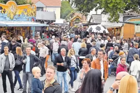 Die Stände laden beim Bierfest die Besucher zum Verweilen ein.