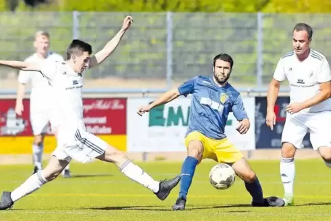 Steht mit seinem FV Rockenhausen vor einem schweren Gang: Spielertrainer Manuel Schohl (in Blau).