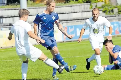 Julian Hahn (Zweiter von links, hier im Spiel gegen die TSG Bretzenheim) hat bereits drei Tore für den SV Vixtoria Herxheim erzi