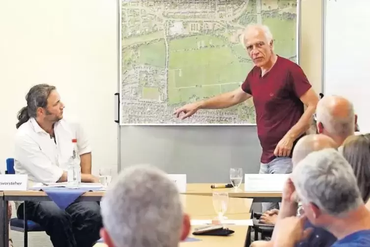 Der Dorfentwicklungspartner Jochen Blecher (stehend) erklärt den Queichheimer Bürgern die Pläne für die Queichwiesen. Links Davi