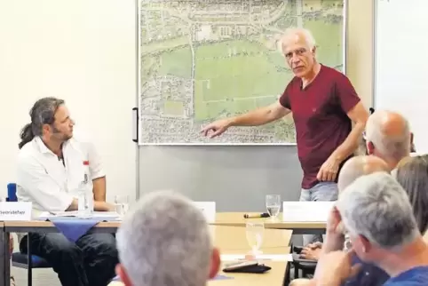 Der Dorfentwicklungspartner Jochen Blecher (stehend) erklärt den Queichheimer Bürgern die Pläne für die Queichwiesen. Links Davi