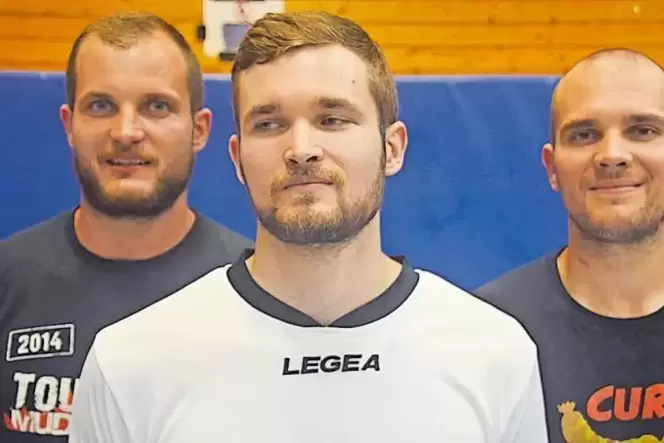 Moritz Baumgart (Bildmitte) ist verletzt und muss sich daher nicht nur morgen im TSR-Heimspiel gegen Dansenberg aufs Coachen bes