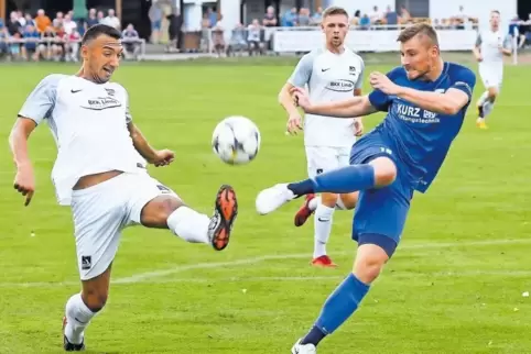Führt die Torjägerliste in der Fußball-Oberliga an: Eric Veth (rechts) traf schon siebenmal für den TuS Mechtersheim.