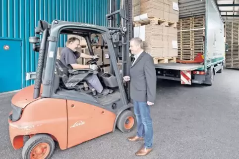 Experten in Sachen Verpackungsmaterial: Transpak-Geschäftsführer Markus Weber (rechts) und Staplerfahrer Gerd Muthreich. Das Lag