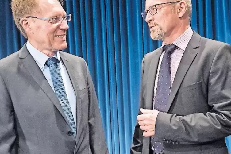 Neuer Leiter an der Integrierten Gesamtschule Bertha von Suttner: Hermann Kimmel (links). Rechts Ralf Hellwig von der ADD.
