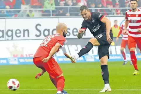 Will Tore und Siege erzwingen: FCK-Angreifer Timmy Thiele. Links Nico Antonitsch vom FSV Zwickau.