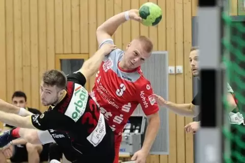 VTZ-Spieler Rade Radenoviv versucht sein Glück mit einem Wurf. Foto: MML