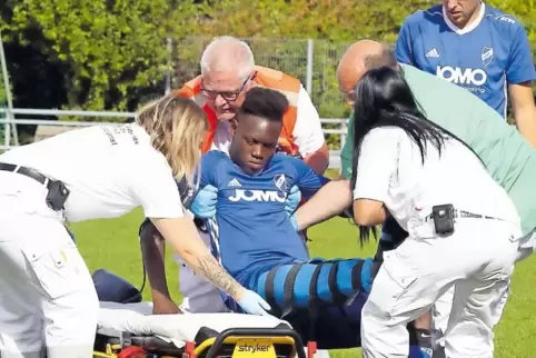 SGR-Trainer Björn Hüther glaubt, dass sein Spieler Dylan Sodji (Foto Mitte) nach seinem Knöchel- und Wadenbeinbruch samt etliche