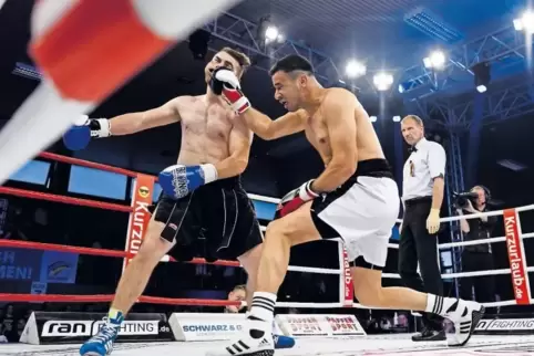 Ahmad Ali (rechts) ist ein eleganter Boxer. Der Weltmeister steigt heute in der Eberthalle in den Ring.