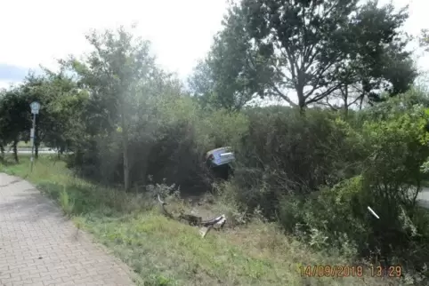 Der Opel Fahrer verriss das Lenkrad. Foto: Polizeidirektion Kaiserslautern