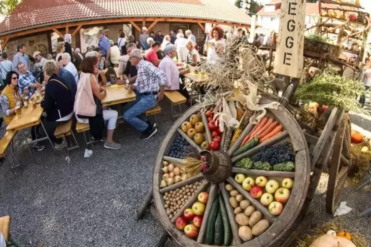 Ein Wagenrad voll Obst und Gemüse. Foto: Sayer 