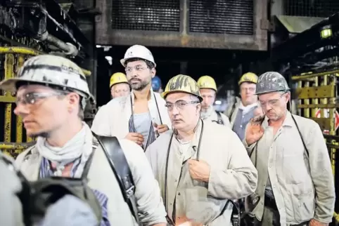 An die Arbeit: Bergleute verlassen auf Prosper Haniel den Förderkorb. Auf der Zeche sind noch knapp 1700 Menschen beschäftigt.