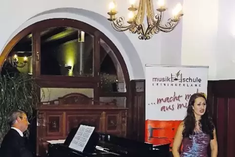 Liederabend in schöner Umgebung: Lena Maria Kosack und Achim Scheuermann im alten Grünstadter Ratssaal.
