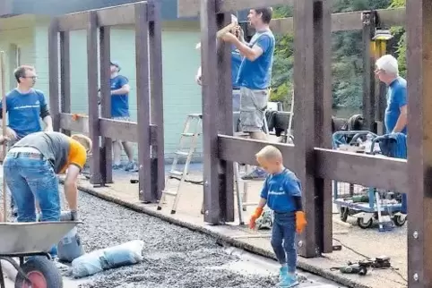 Mehr Helfer als erwartet kamen an den Bootsverleih, sodass dieser früher fertig wurde.