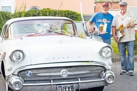 Tête-à-tête mit Marilyn: Robert Thompson (links) und Peter Bätge erfreuten sich an Bätges 60 Jahre altem Buick Special, der auf 