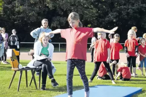 Mädchengruppe des TVD: Hannah bei einer Übung.