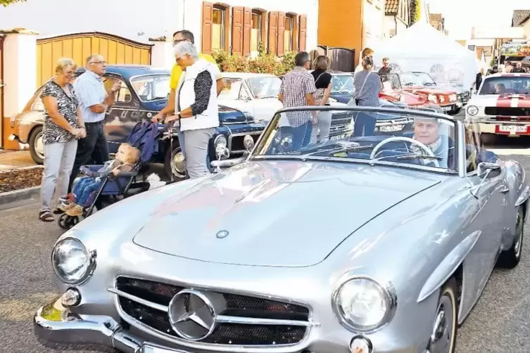 Einfahrt: Am Sonntagvormittag gab es Oldtimer wie diesen Mercedes in Harthausen zu bestaunen.