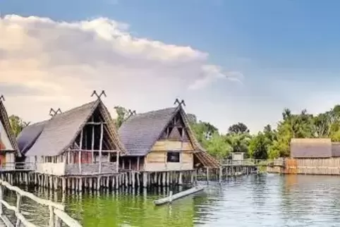 So könnten Menschen vor Tausenden Jahren am Bodensee gesiedelt haben: Das Pfahlbaumuseum hat 23 Häuser aus archäologischen Funde