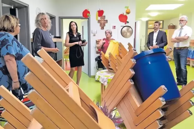 Erzieherinnen informieren in St. Bernhard, rechts Pfarrer Michael Janson und der CDU-Landtagsabgeordnete Dirk Herber.