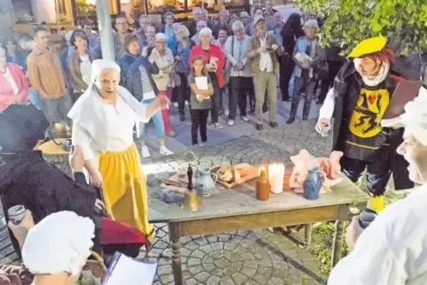Viele Besucher folgten den Wolfsteiner Komödianten und Büttel Martin Kirch an die historischen Orte der „Saufehde“. Ein Streit z