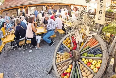 Viele Besucher nutzten die Einkehrmöglichkeit vor dem historischen Backhaus.