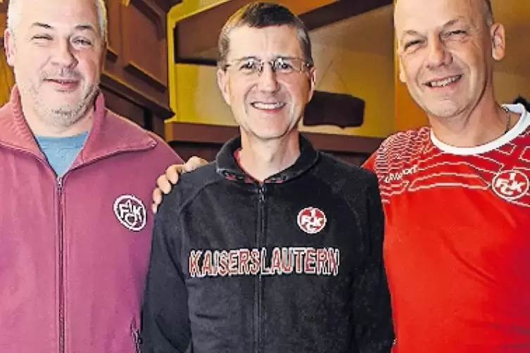 350 Kilometer gelaufen: der Schweizer Marcel Wälter (Mitte), hier mit seinen Freunden Andreas Jung (rechts) und Wolfgang Benkert