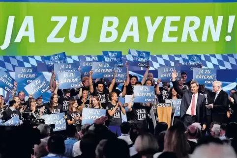 Ministerpräsident Söder und Parteichef Seehofer: Umjubelt vom jungen Parteivolk, indirekt die Gleichung verkündet: CSU gleich Ba