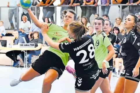 Unfair: Jennifer Christ (Nummer 28) stoppt Lena Knauff.