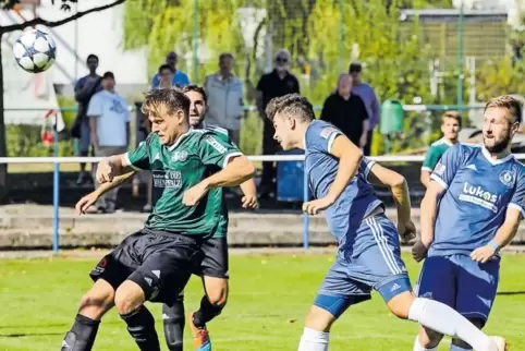 Das 1:0 für den SV Rodenbach ist unterwegs: Peter Steingass (Mitte) köpft den Ball ins Tor. Links Lukas Österreicher, SG VB Zwei
