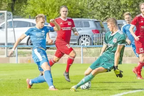 Das 1:0 für die in Blau spielenden Zeiskamer: Nach Vorlage von Philipp Mees (rechts) schießt Eric Biedenbach den Ball durch die 