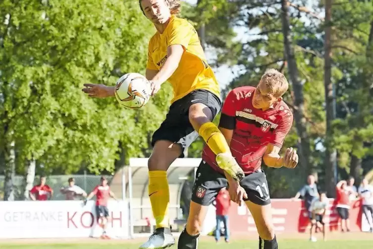 Mark Schindler (links) vom SV Neuhemsbach gegen Marcel Diehl vom SV Wiesenthalerhof.