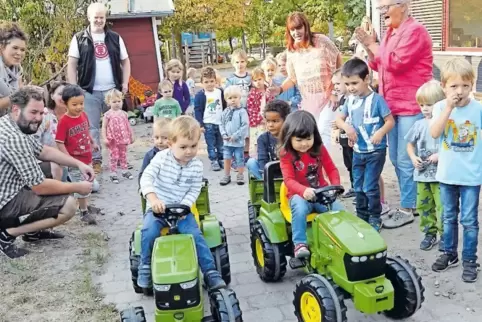 Die Deidesheimer Kindergartenkinder haben ihre Spende – zwei Spieltraktoren – direkt getestet.